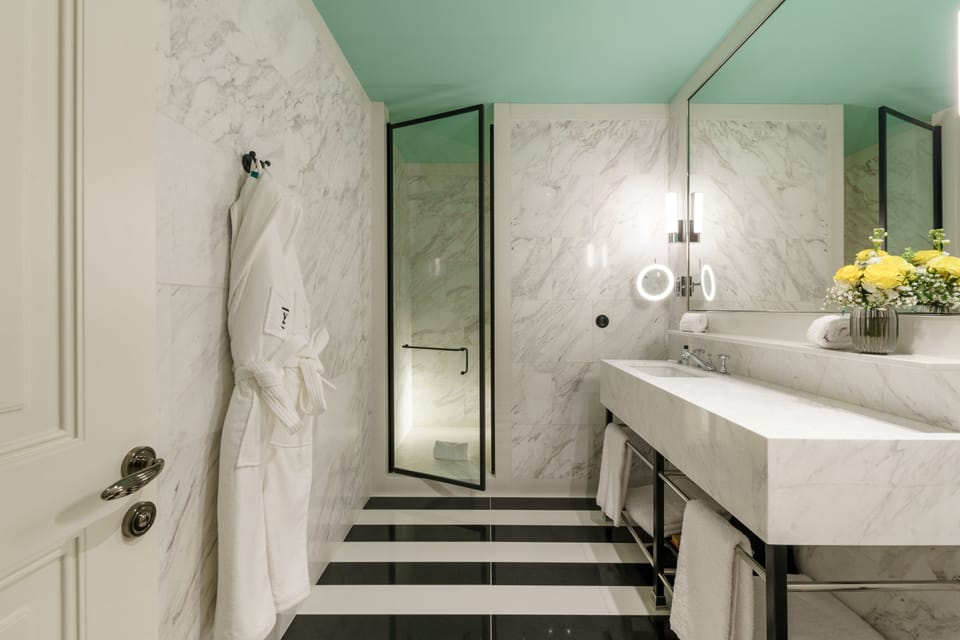 Superior Twin Room with Aliados View | Bathroom | Hair dryer, bathrobes, slippers, towels