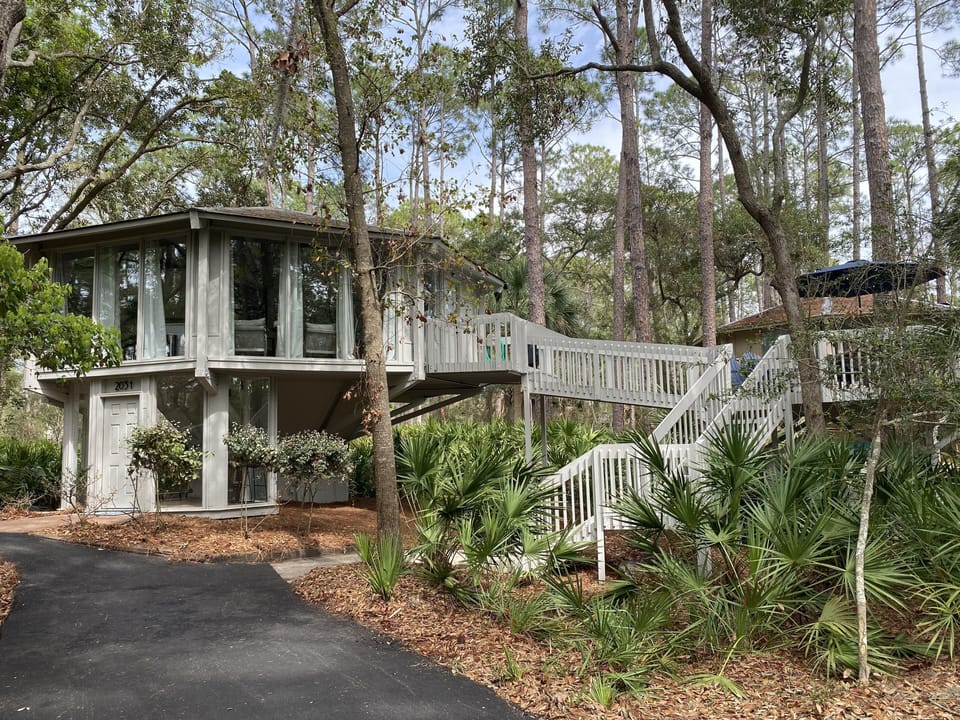 Your own treehouse an amazing deck to enjoy the wildlife and dine al fresco!