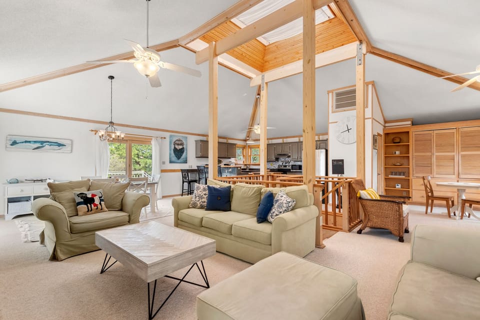DU408: Moby Duck | Top Level Living Area