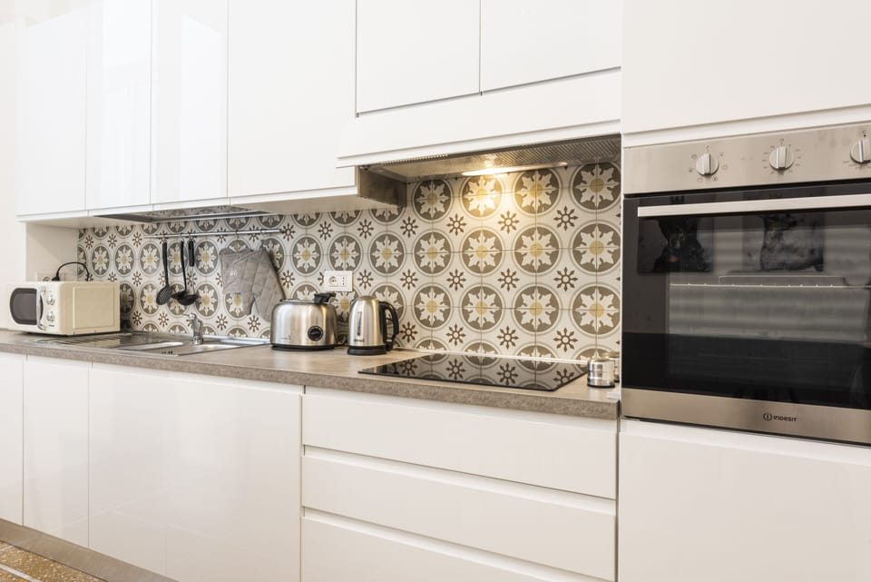 City Apartment | Private kitchen | Fridge, microwave, oven, stovetop