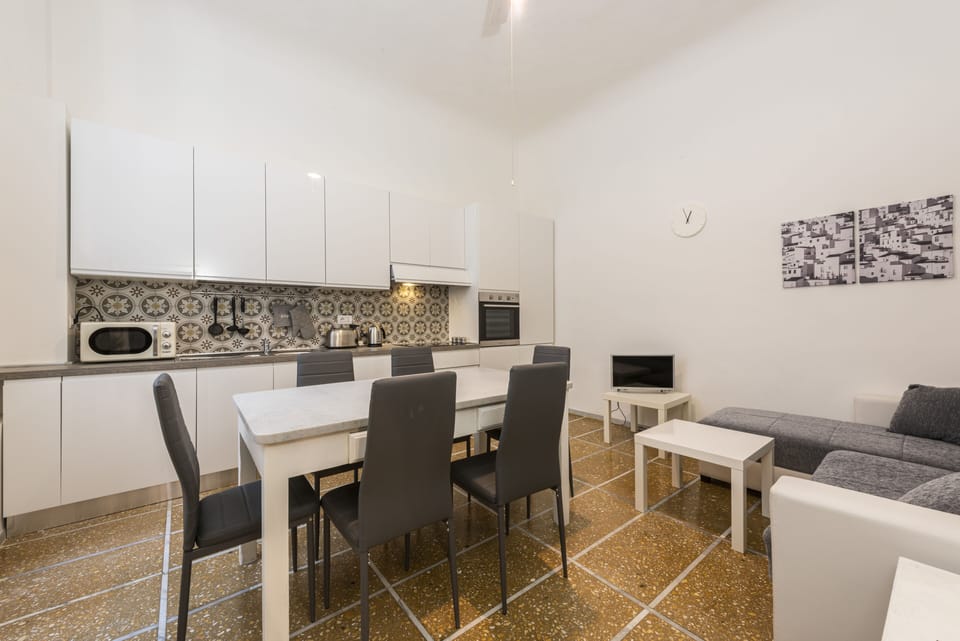 City Apartment | Private kitchen | Fridge, microwave, oven, stovetop