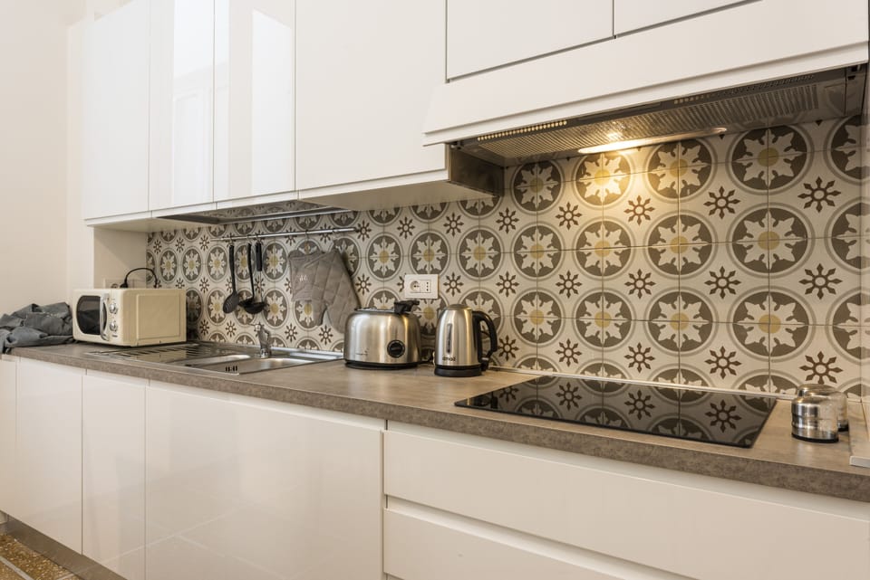 City Apartment | Private kitchen | Fridge, microwave, oven, stovetop