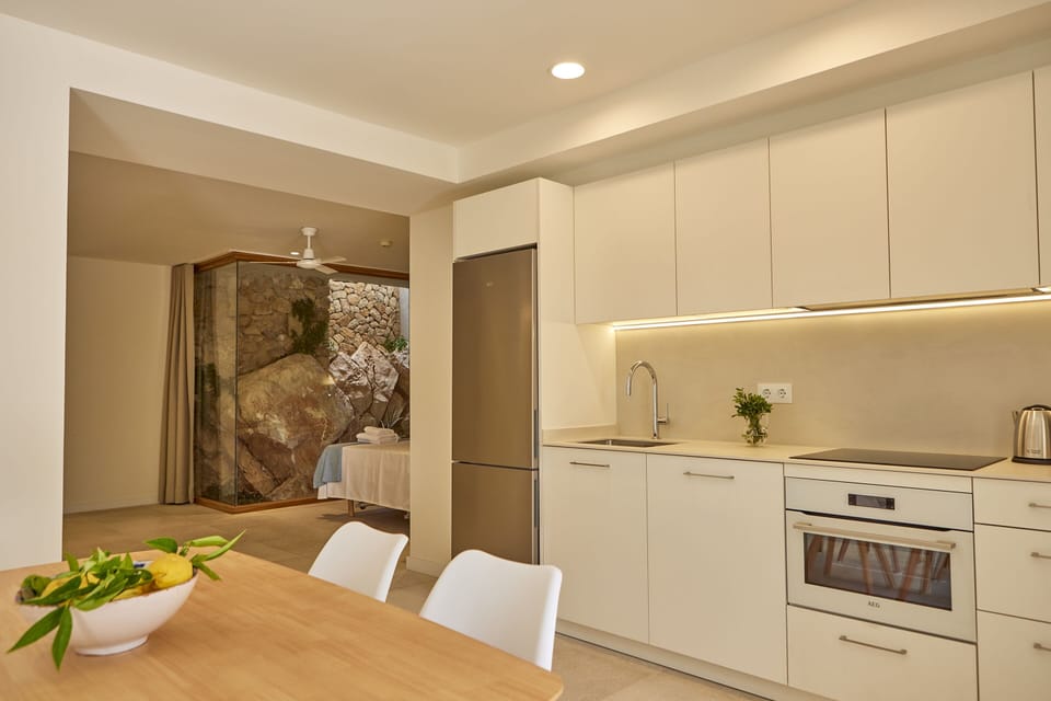 (2) Deluxe Suite with Sea View "Roca" | Private kitchen | Coffee/tea maker