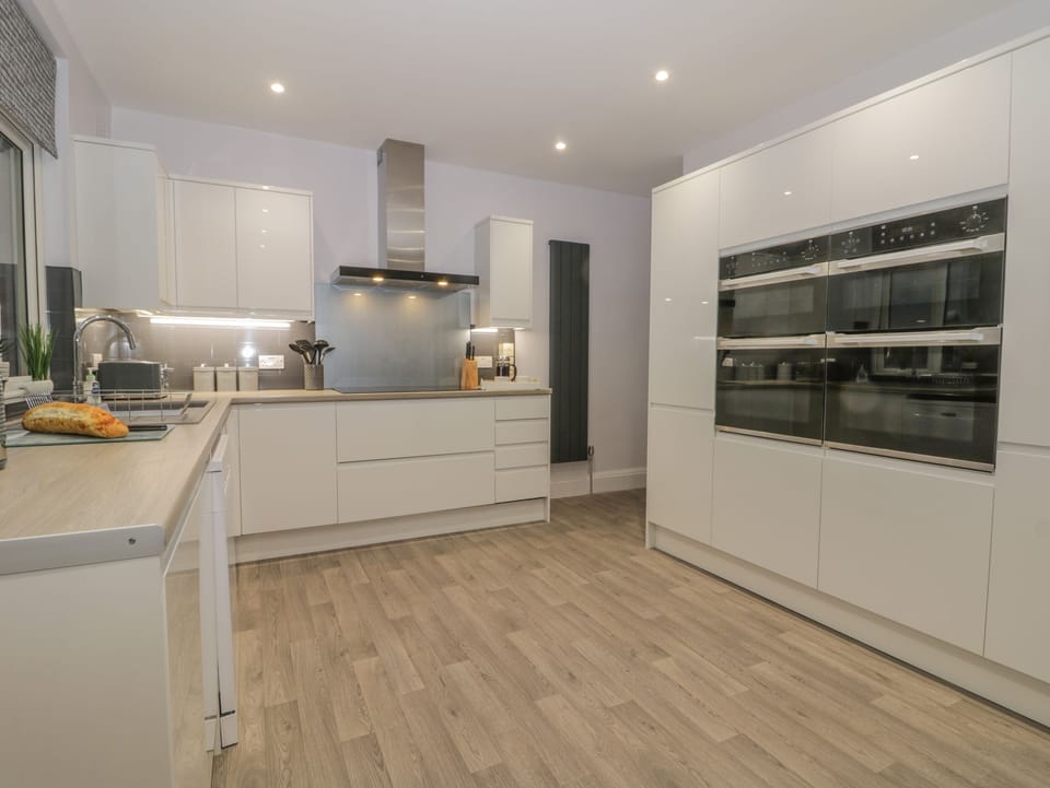 Cottage | Private kitchen | Fridge, microwave, dishwasher, electric kettle
