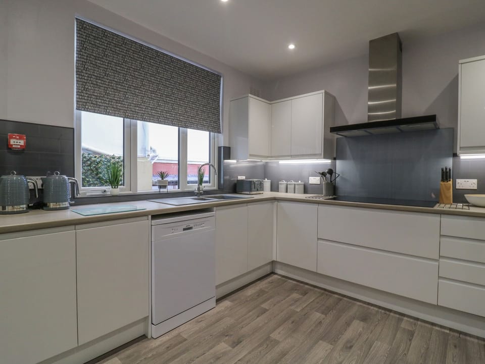 Cottage | Private kitchen | Fridge, microwave, dishwasher, electric kettle