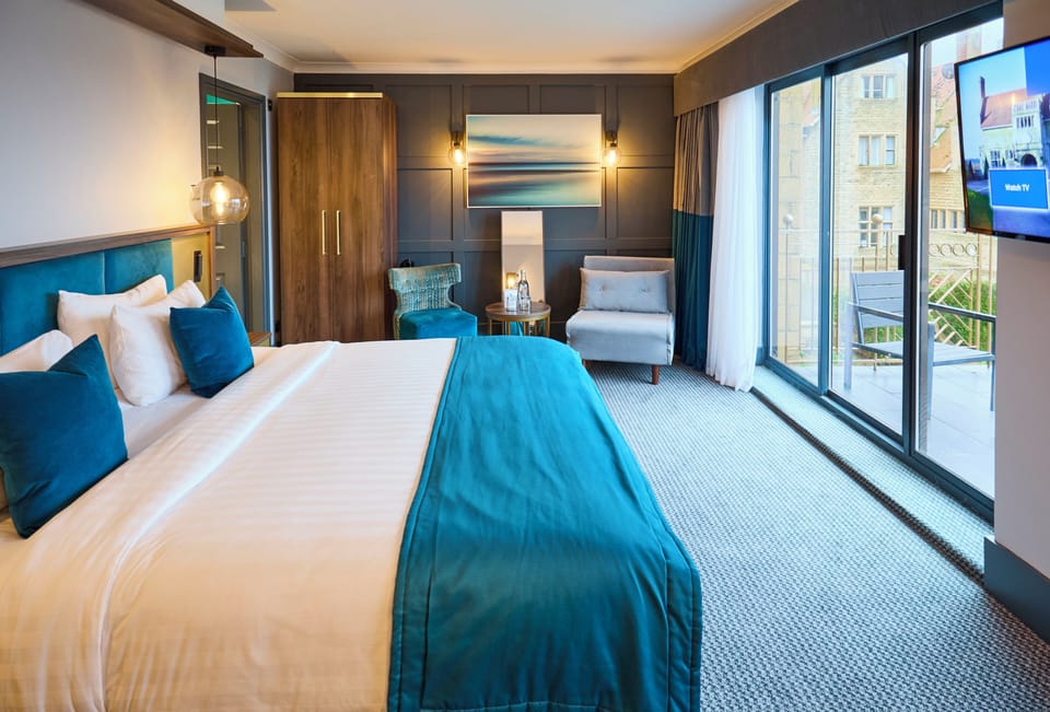 Lake View King | Egyptian cotton sheets, premium bedding, pillowtop beds, desk