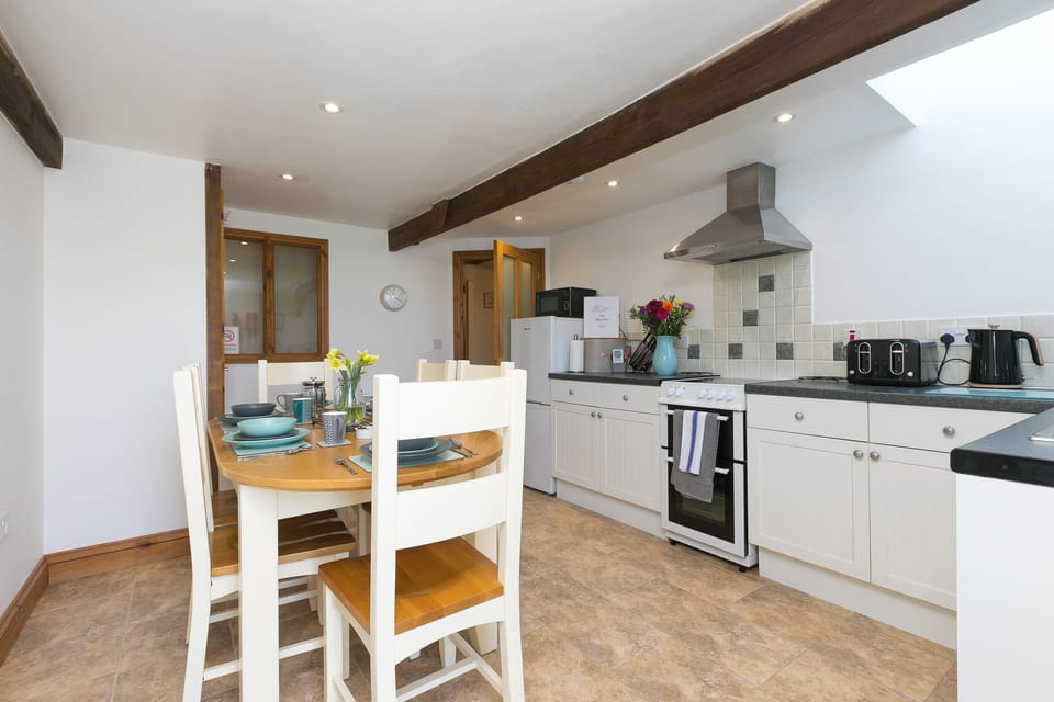 Cottage | Private kitchen | Fridge, microwave, dishwasher, electric kettle
