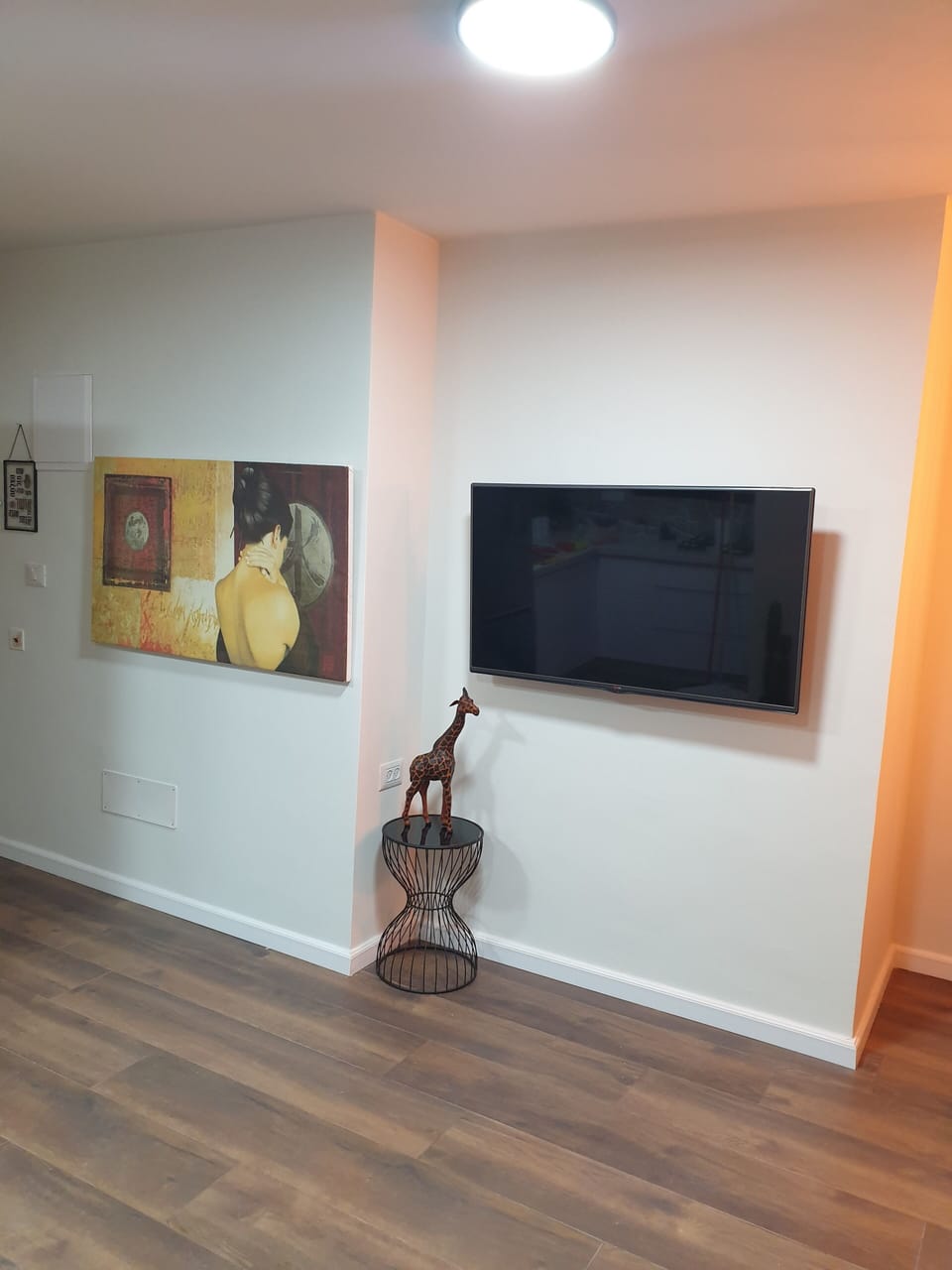 50" smart TV living room
