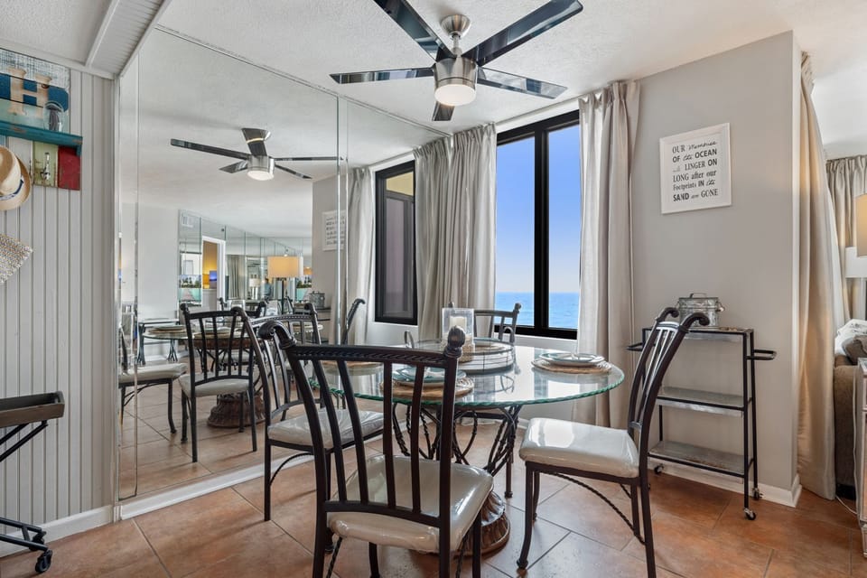 Dining Area offers seating for 4