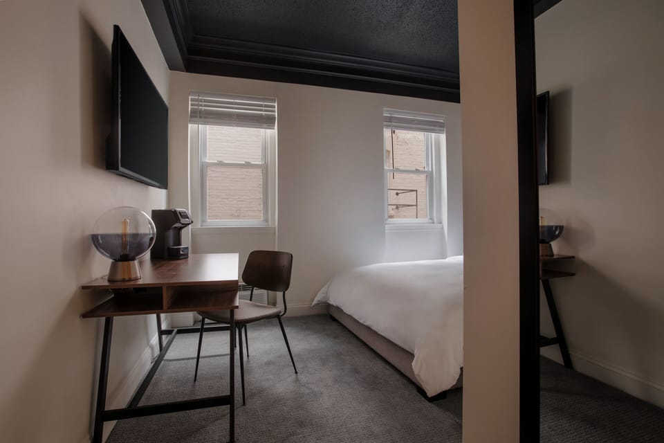 Standard Room, 1 Queen Bed | Individually decorated, individually furnished, desk, bed sheets