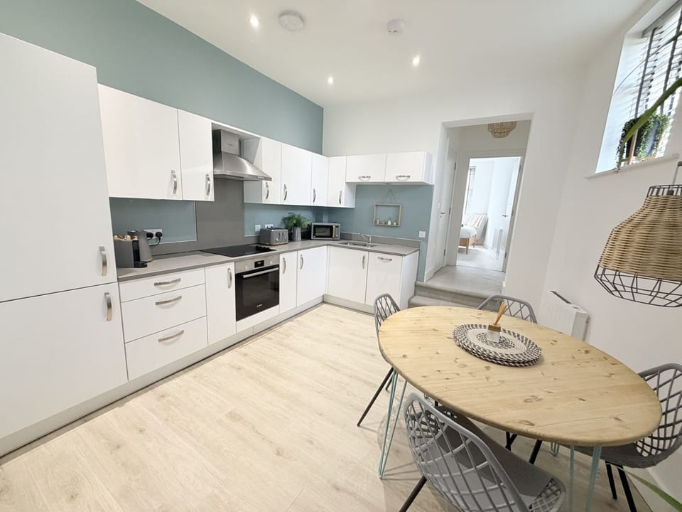 Luxury Apartment, Private Bathroom, City View (Flat 5) | Shared kitchen