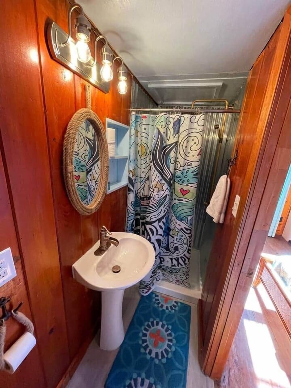 full bathroom in Queen Br