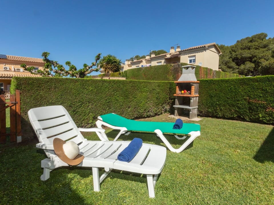 Sky, Furniture, Plant, Building, Tree, Outdoor Furniture, Chair, Outdoor Table, Sunlounger, Grass