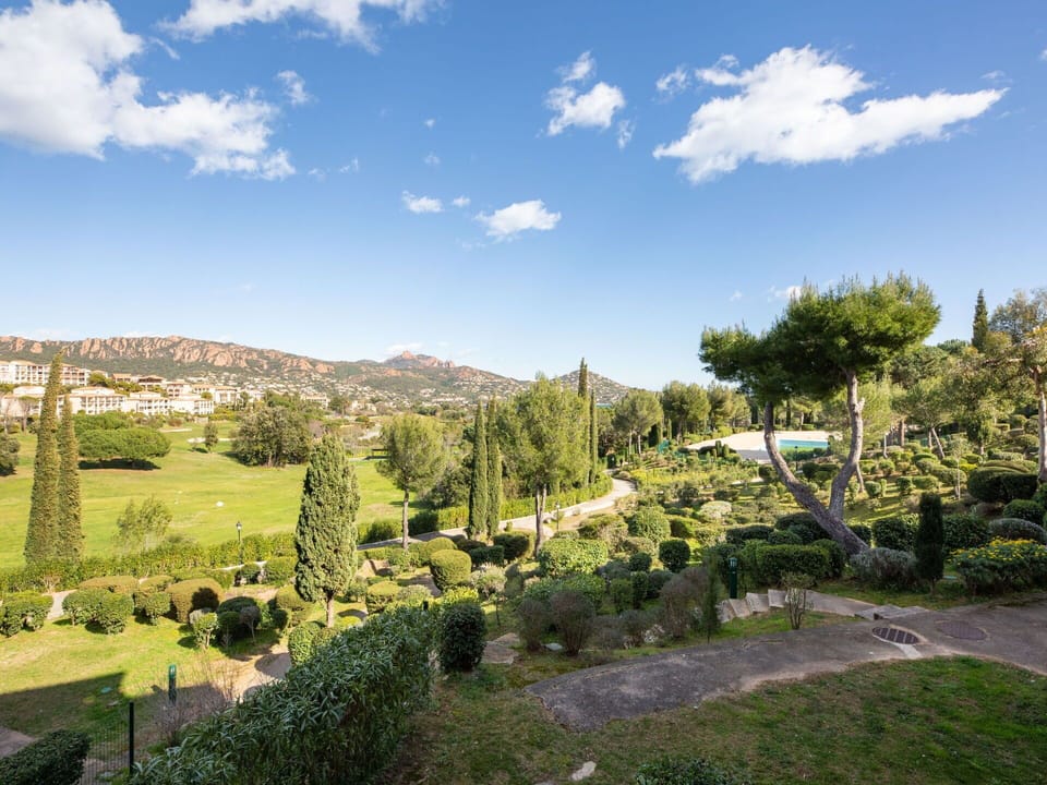 Building, Plant, Property, Window, Land Lot, Urban Design, Landscape, Neighbourhood, Grass, Leisure