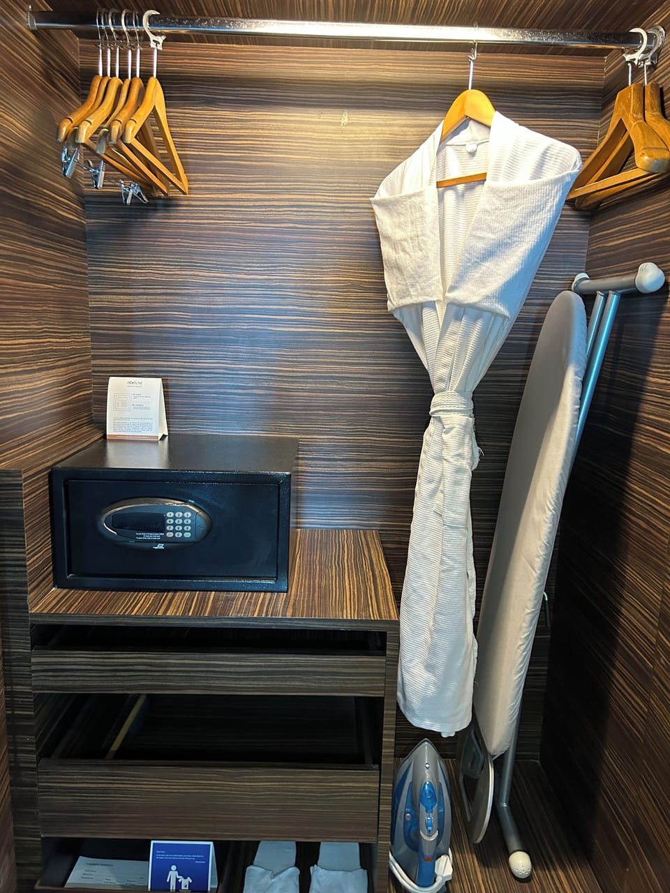 Executive Suite (Executive Suite) | Wardrobe