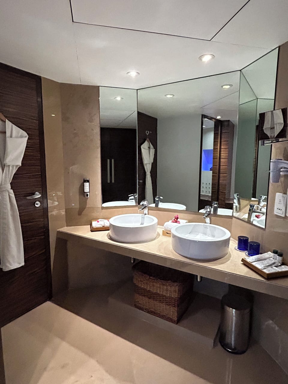 Executive Suite (Executive Suite) | Bathroom | Shower, free toiletries, hair dryer, towels
