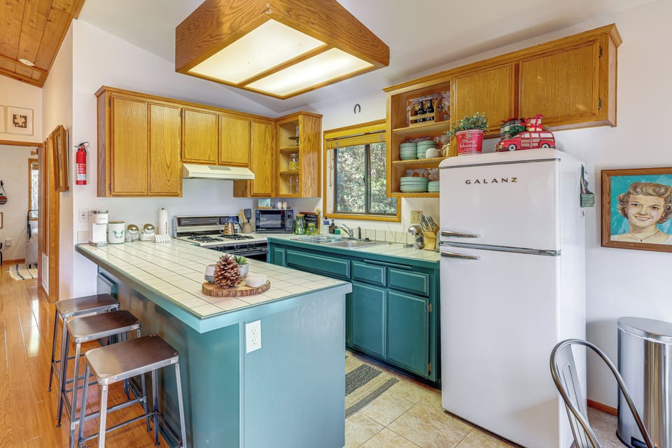 Kitchen | Well-Equipped | Cooking Basics | Dishware/Flatware | Toaster