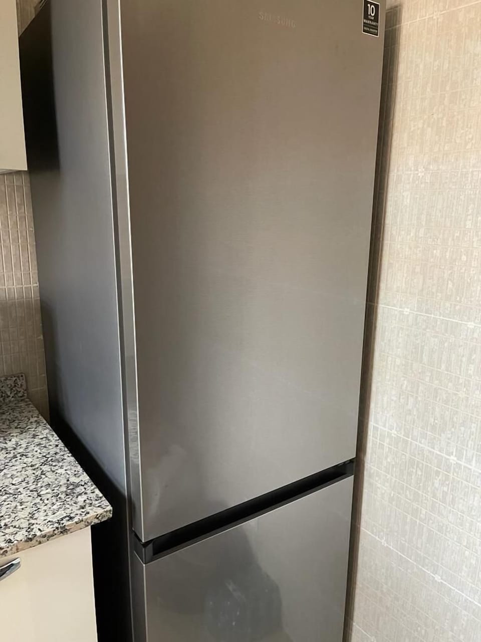 Full-size fridge, oven, dishwasher, electric kettle
