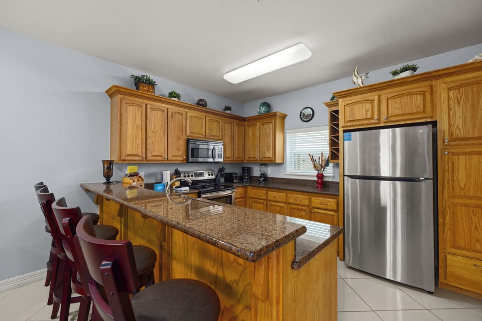Kitchen Area with extra bar seating for up to 4 guests