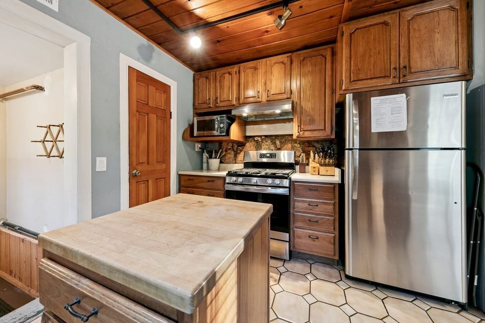 Cabin, 5 Bedrooms | Private kitchen