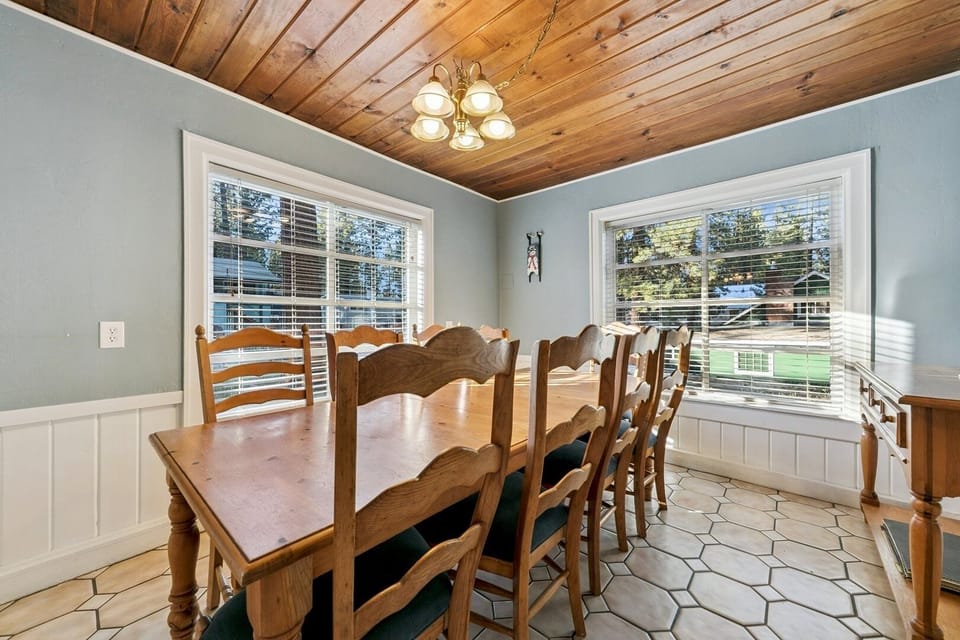 Cabin, 5 Bedrooms | Dining