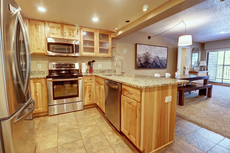 Condo, 3 Bedrooms | Private kitchen | Fridge, oven, coffee/tea maker, toaster