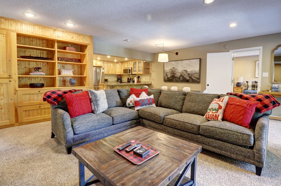 Condo, 3 Bedrooms | Living area