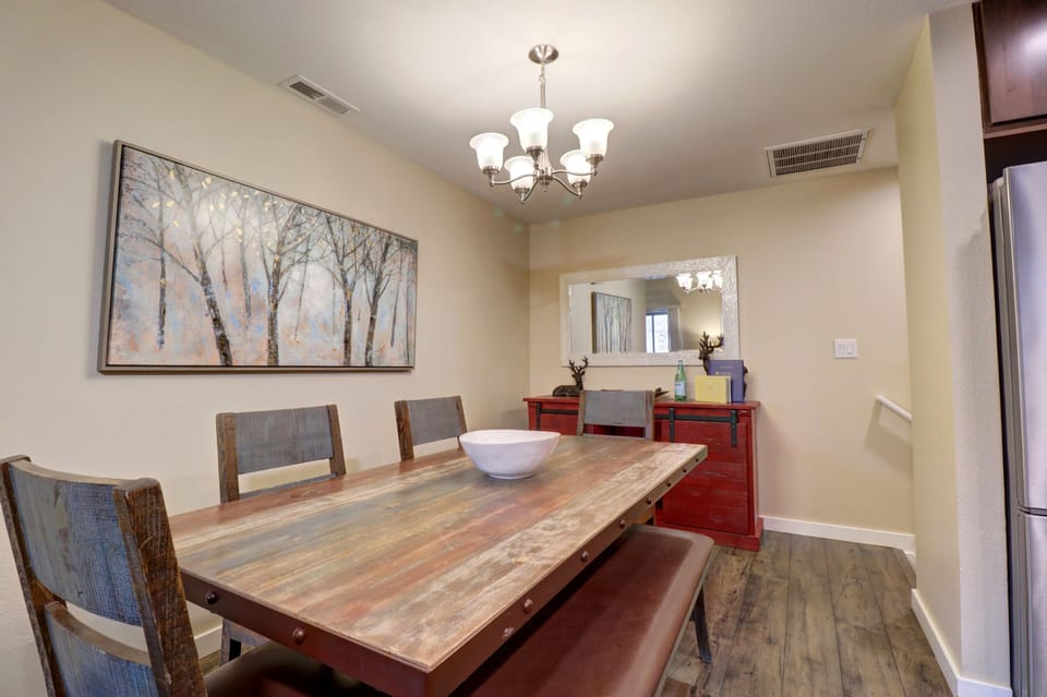 Condo, 2 Bedrooms | Dining