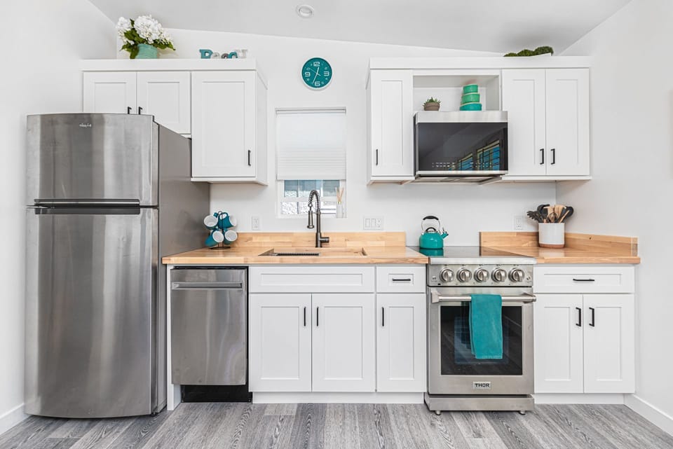 Fully-stocked cooking/dining gear and appliances in small kitchen. Guests must supply their own food, drinks, spices, condiments, and paper goods.
                