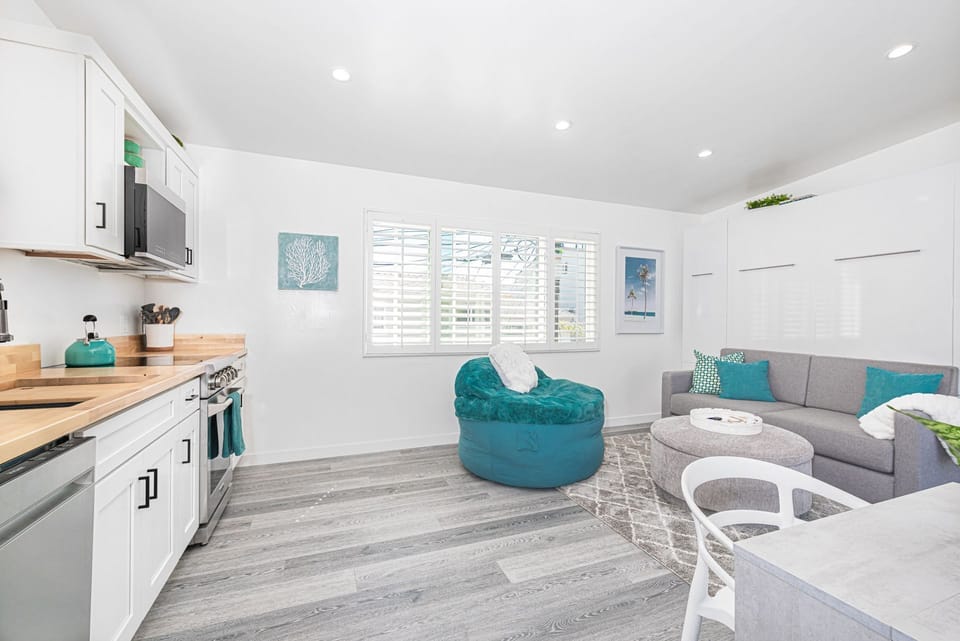 Newly renovated, this rear upstairs studio is furnished to host guests wishing to enjoy the best of Newport Beach's coastal activities right outside their door.
                