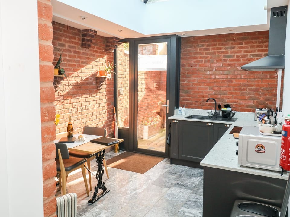 Cottage | Private kitchen | Fridge, microwave, electric kettle, toaster