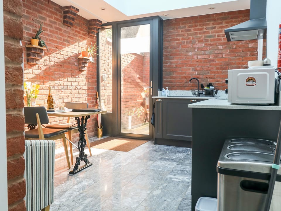 Cottage | Private kitchen | Fridge, microwave, electric kettle, toaster