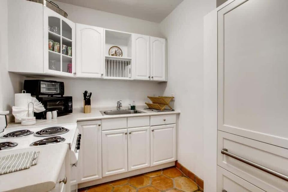 345 Potter Rd West Palm Beach-large-014-010-Cabana kitchen-1500x1000-72dpi.jpg