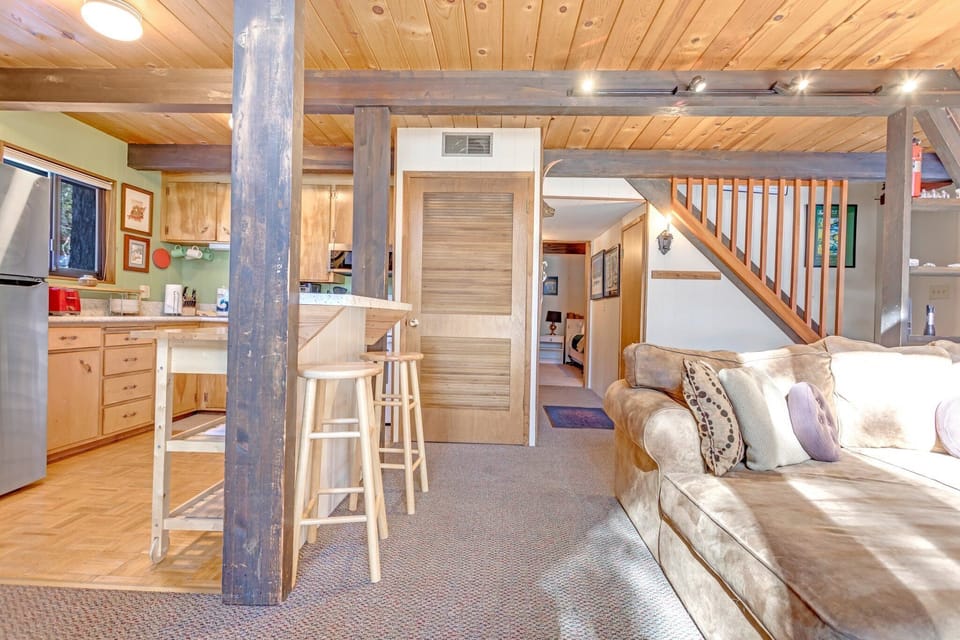 Indoors, Room, Building, Furniture, Living Room