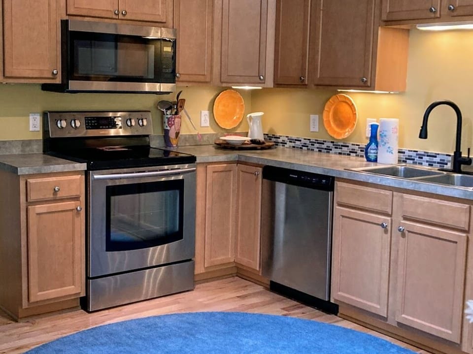 Fully equipped kitchen. Dishwasher, microwave.