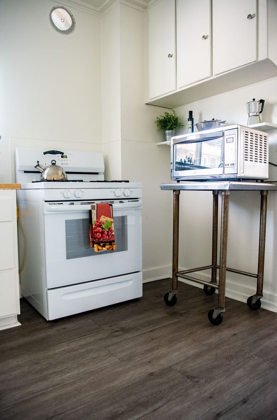Four burners gas stove and oven.