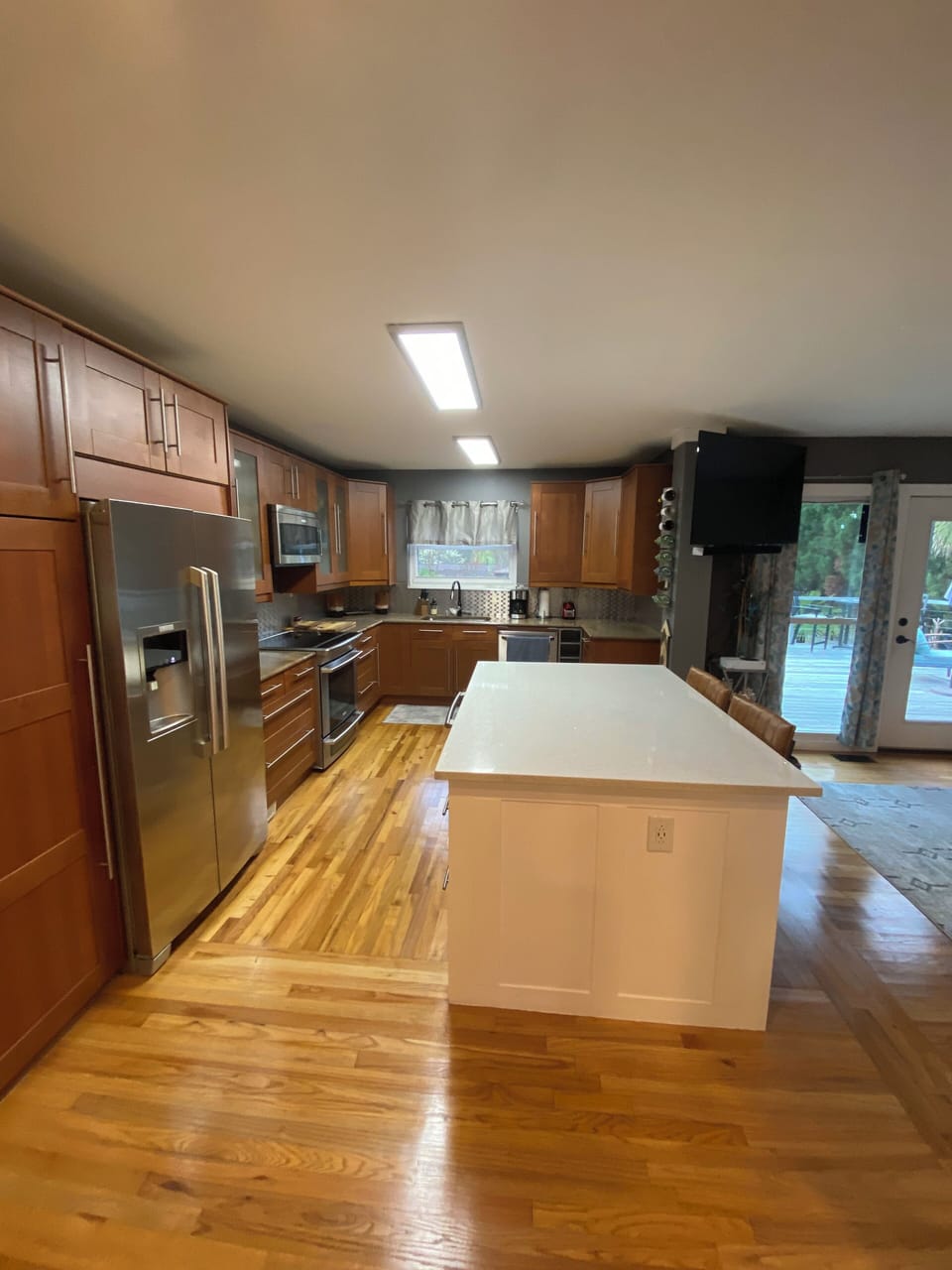 Kitchen with center Island and 2 bar stools
