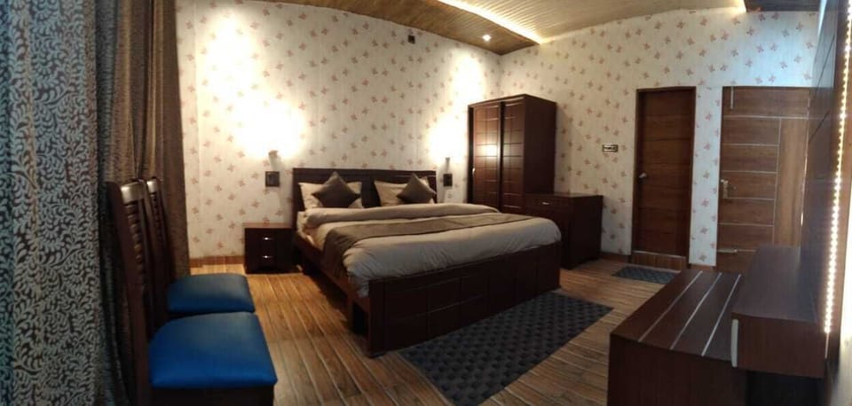 Superior Double Room, 1 King Bed, Mountain View | Egyptian cotton sheets, premium bedding, memory foam beds