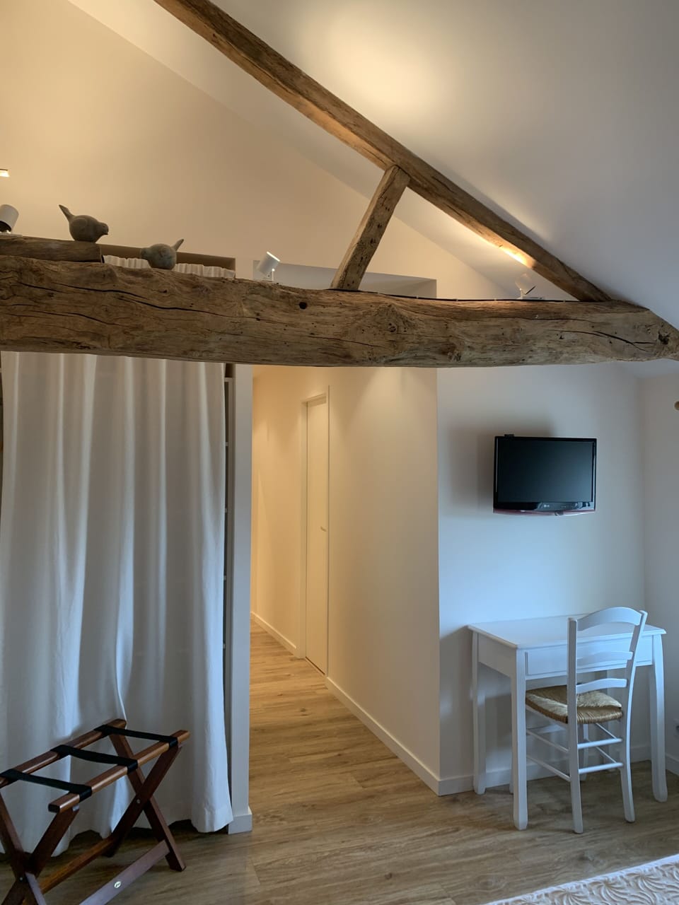 Traditional Room | Premium bedding, individually decorated, desk, soundproofing