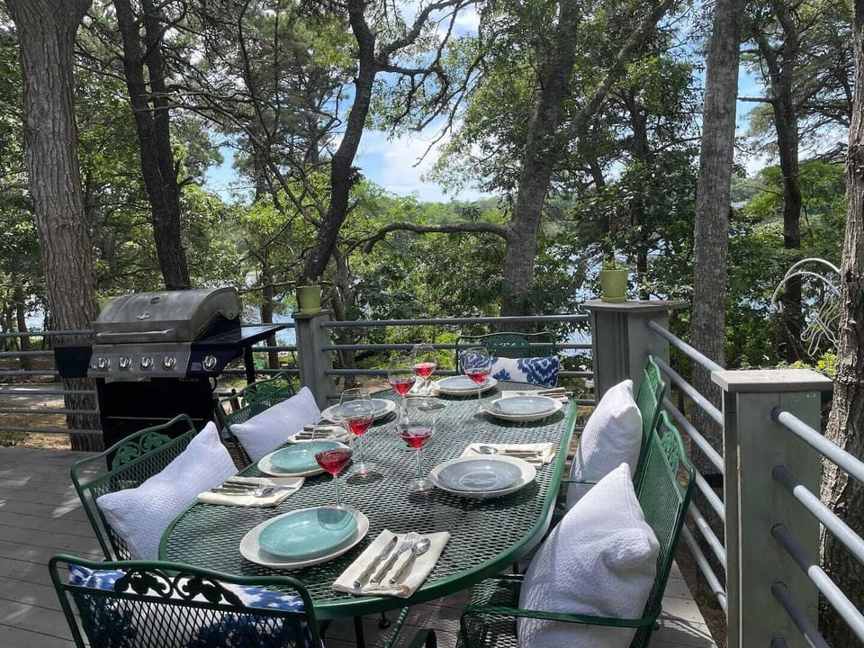 Outside dining with seating for 6 overlooking Minister's Pond