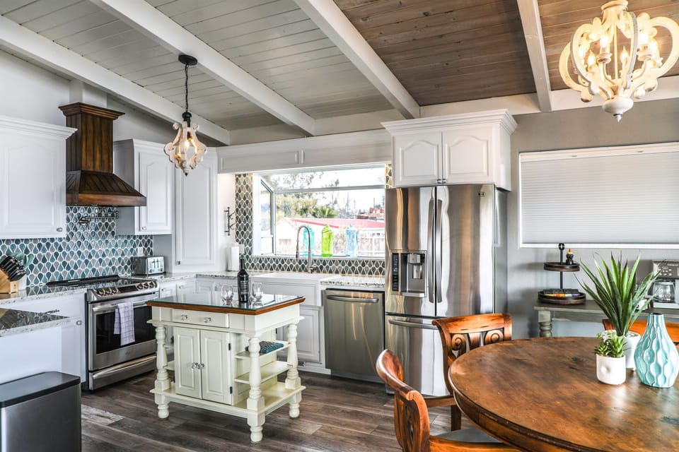 Fully equipped kitchen + dining bar — cook like home and gather inside after a day on the water. All the details are here - Oil, basic herbs & spices are provided.