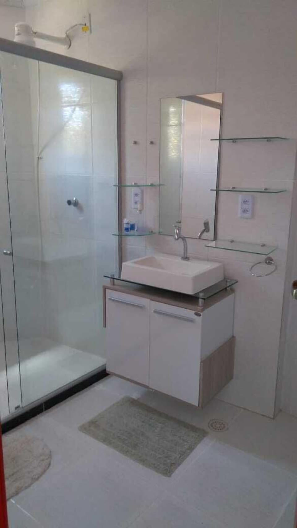 Quadruple Room | Bathroom | Shower, rainfall showerhead, towels