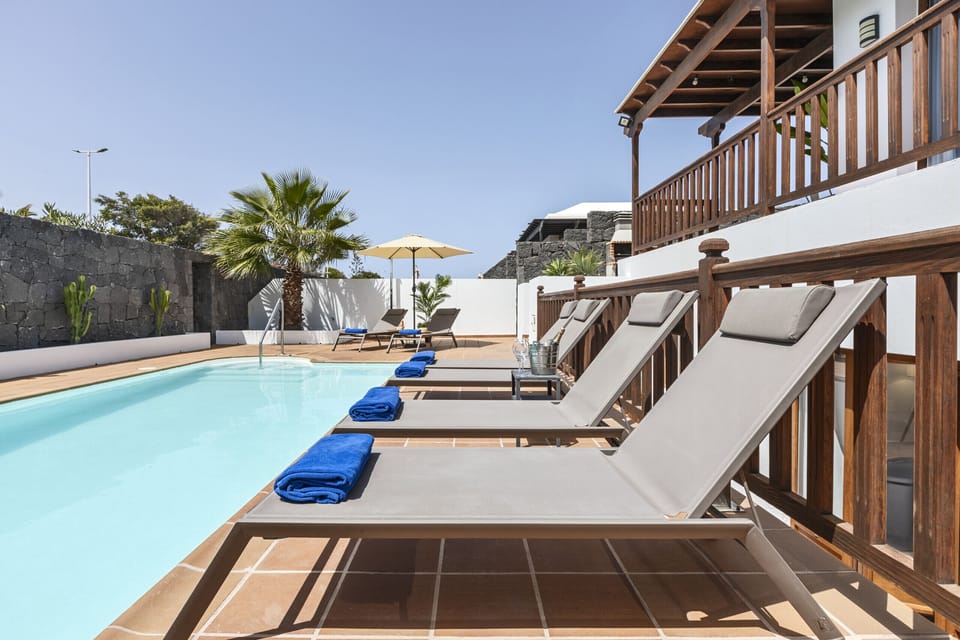 Tan and disconnect: comfortable loungers by the water for your afternoons of absolute relaxation.