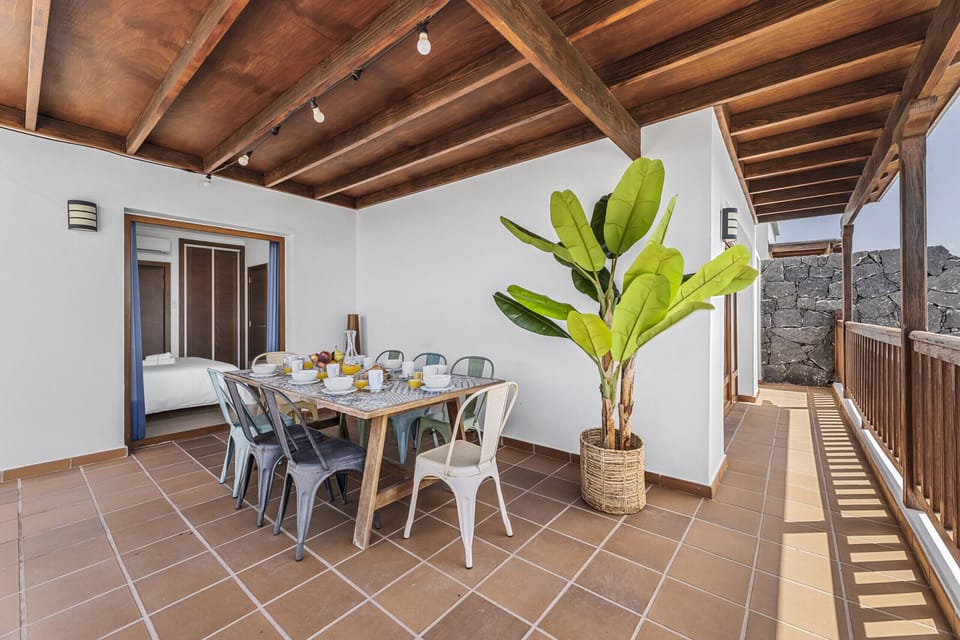 Magical al fresco dinners: enjoy the breeze in the dining area under the wooden pergola.