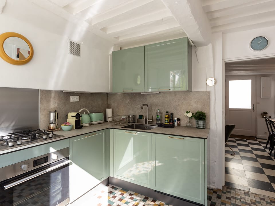 Kitchen equipped 