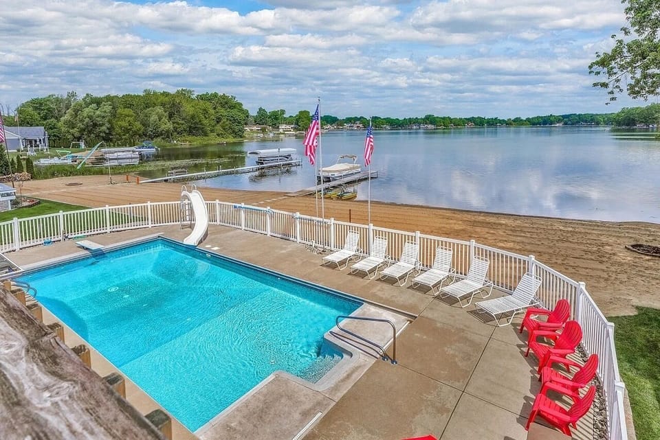 9’ Deep saltwater pool with plenty of chairs, tables, and grill!Pontoon for rent