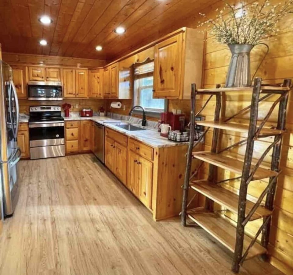 Fully-Stocked Kitchen: AirFryer,Elec.Griddle,CrockPot,K-cup/drip coffee,Blender 