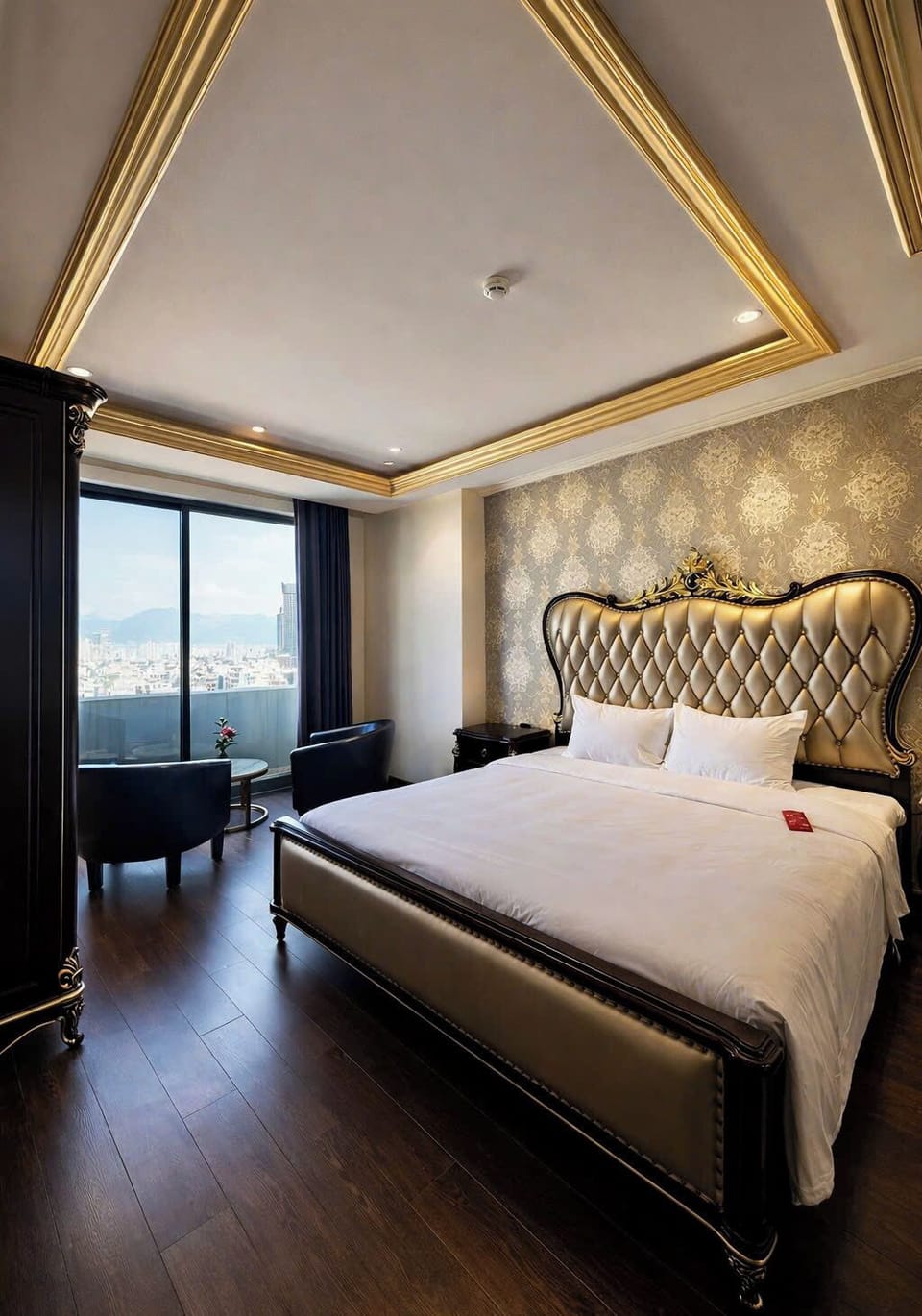 Executive Suite | Minibar, desk, laptop workspace, blackout drapes