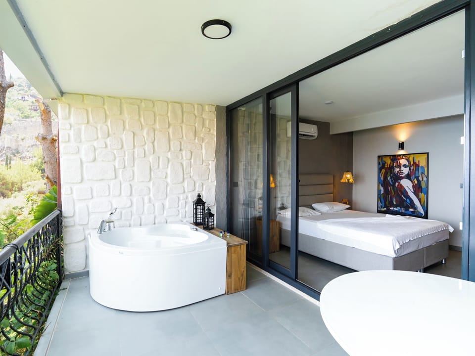 Romantic Room, Bathtub, Sea View | Premium bedding, minibar, desk, laptop workspace