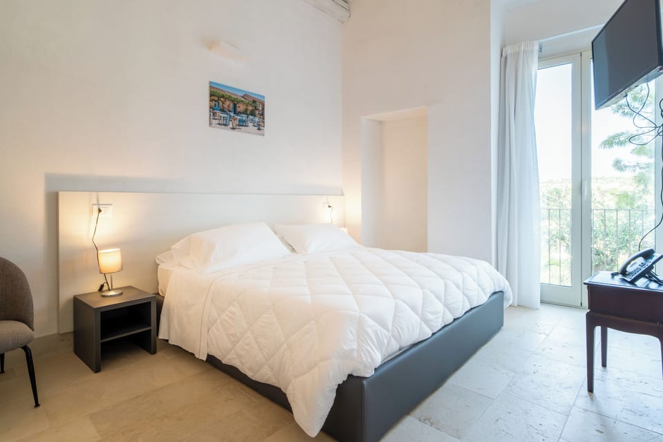 Studio Suite, Terrace | Premium bedding, down comforters, in-room safe, blackout drapes